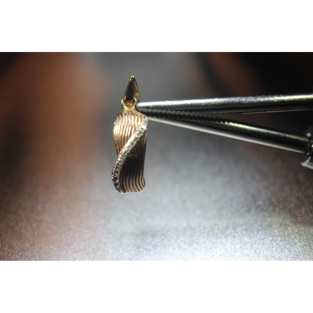14K/585 Rose Gold Twisted Ribbon Pendant with Clear Stone Accents 1.01g
